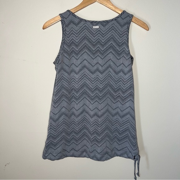 Merrell Women’s Wet Wicking Relaxed Fit Gray Chevron Print Tank Top Size Small - Picture 4 of 9